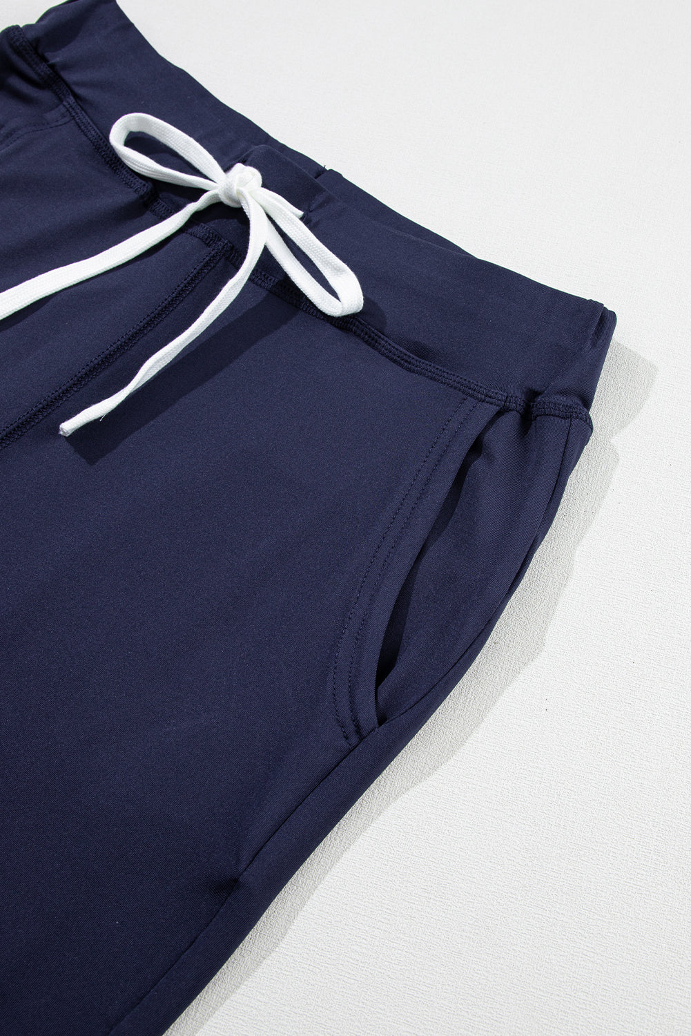 Pantalones deportivos azul marino con cordón ajustable en la cintura elástica y bolsillos