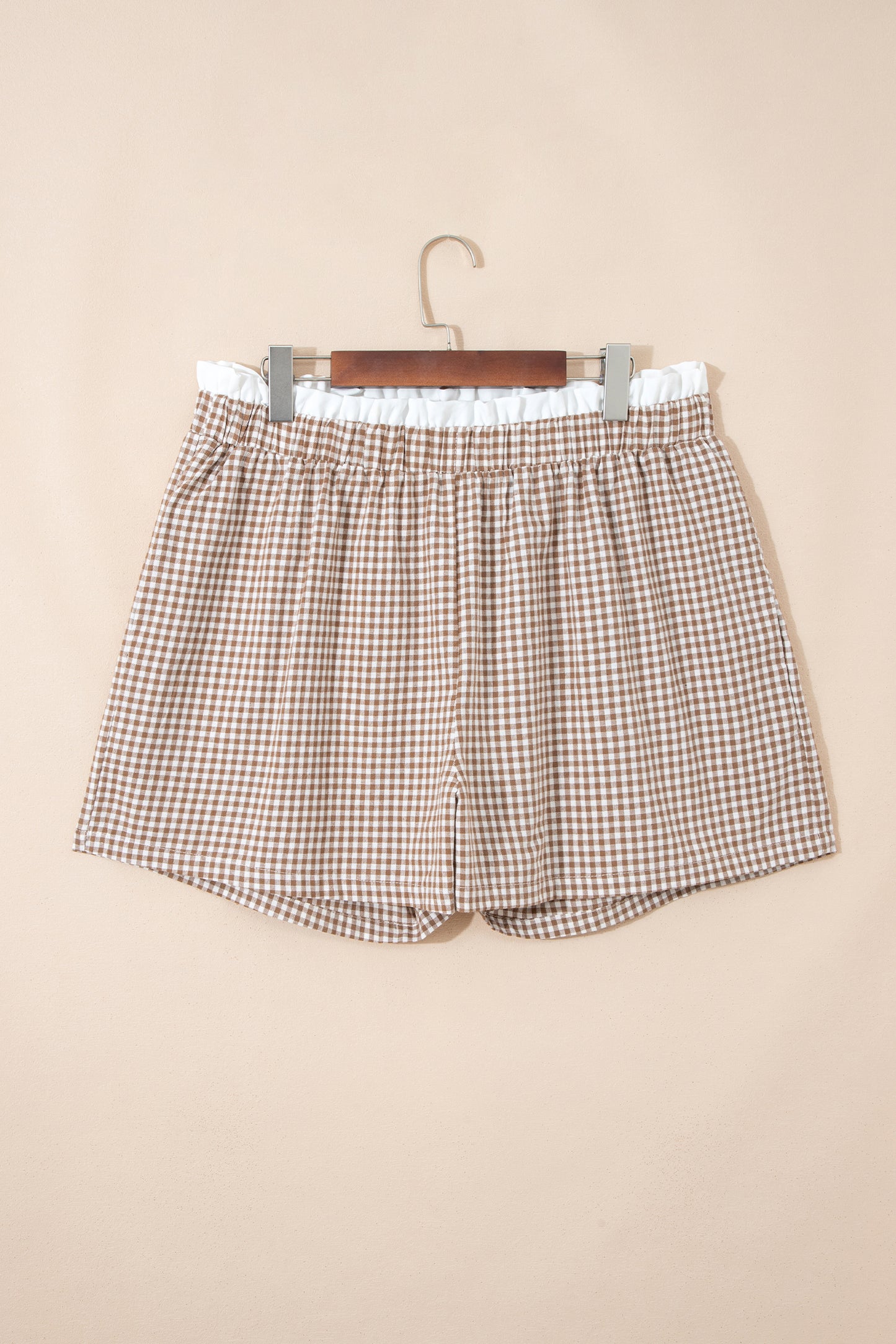 Pantalones cortos de talla grande con estampado de cuadros y ribete en contraste caqui