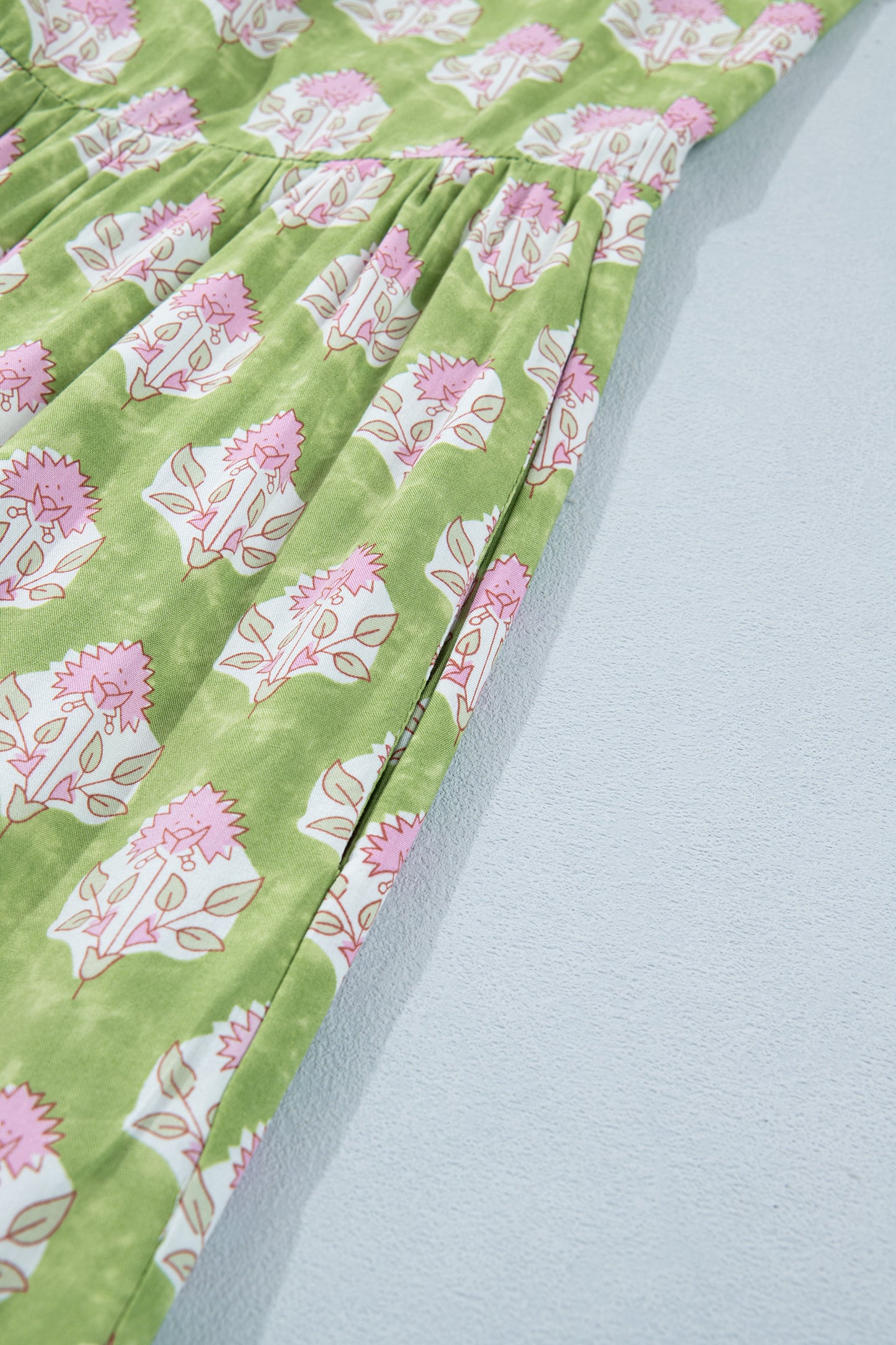 Vestido Maxi con Estampado Floral Verde, Detalles Rayados y Tirantes con Nudo