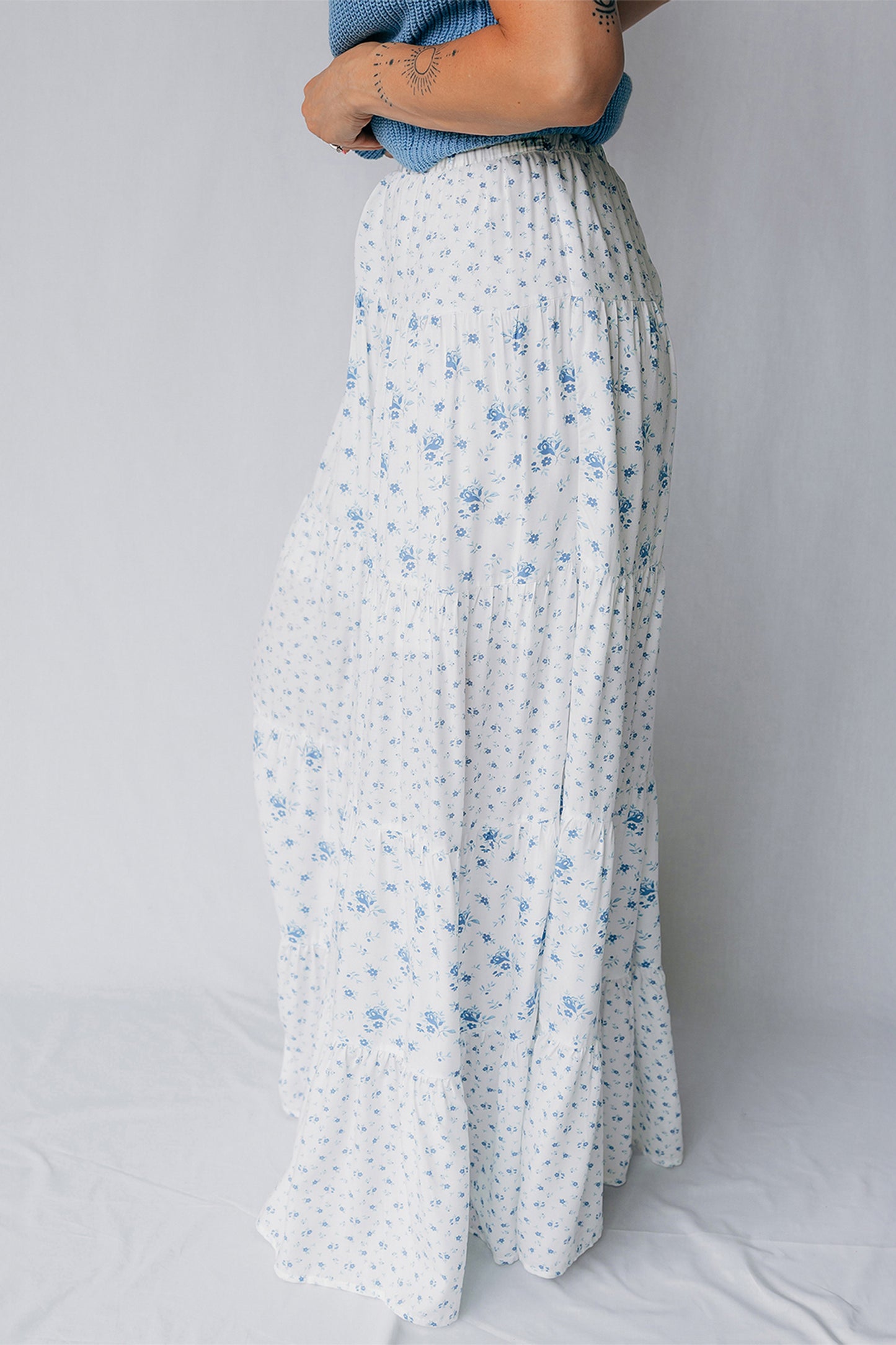 Falda larga bohemia de cintura alta azul cielo con estampado floral pequeño