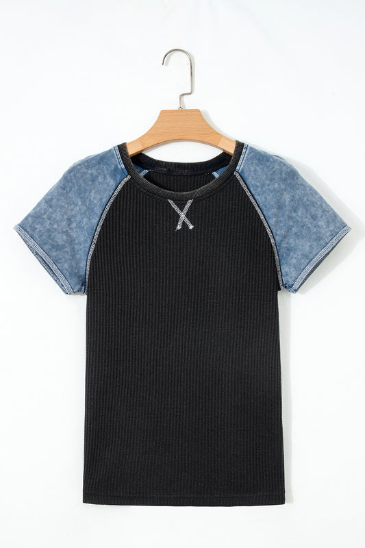 Camiseta de manga corta con bloques de color y costuras, de punto gofre en gris carbón