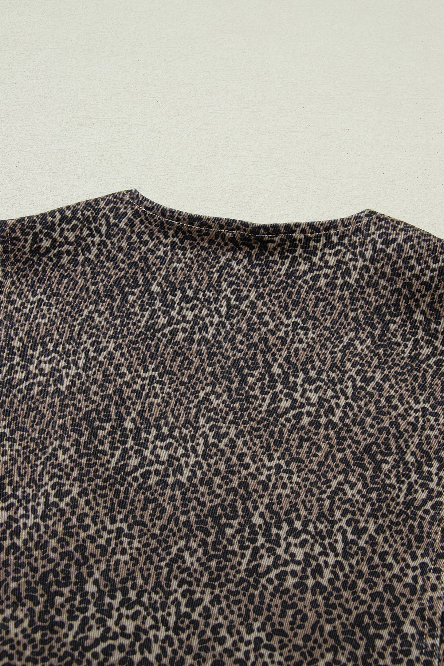 Chaleco vaquero ajustado con estampado de leopardo marrón