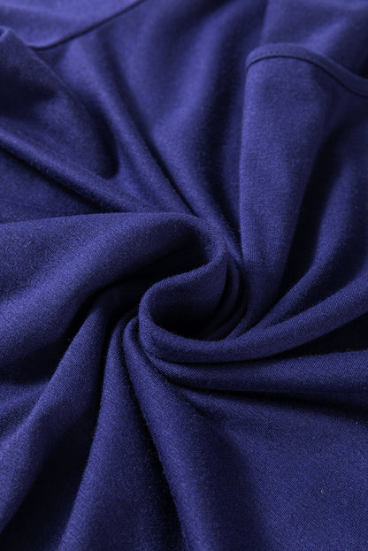 Conjunto de dos piezas de salón: top liso azul y pantalones navideños