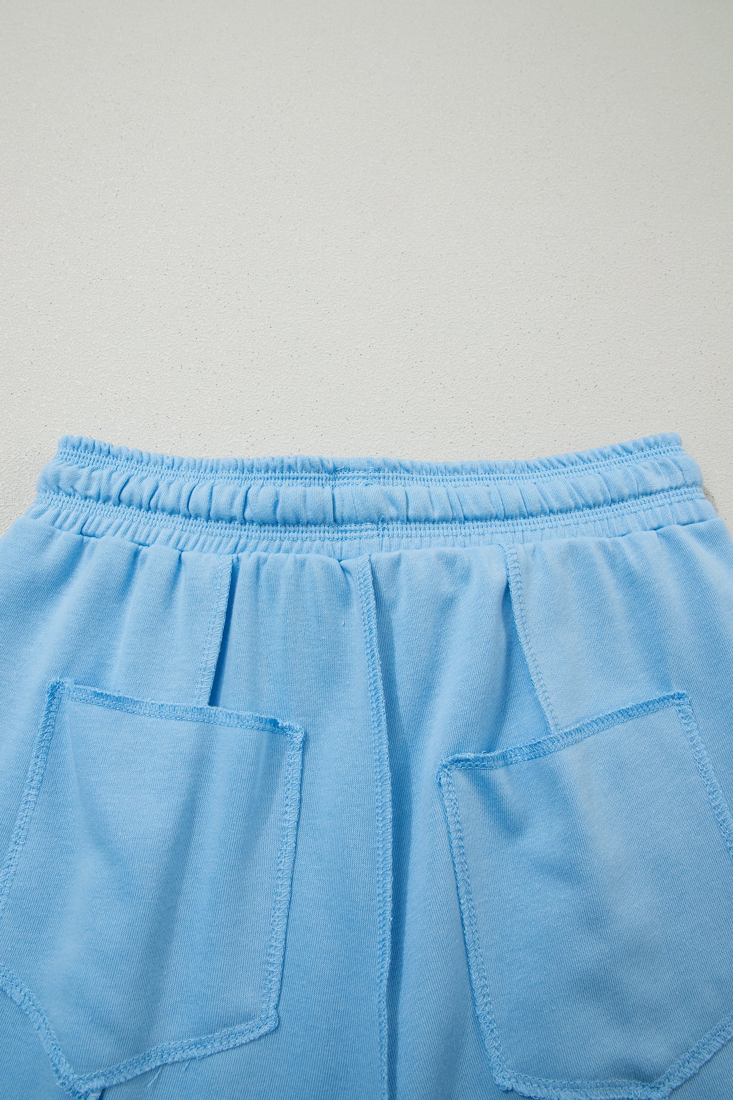 Conjunto de camiseta holgada con hombros caídos y pantalones tipo barril en azul cielo