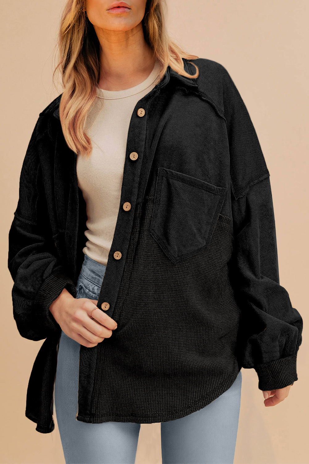 Chaqueta holgada de punto waffle negra con retazos y costuras expuestas