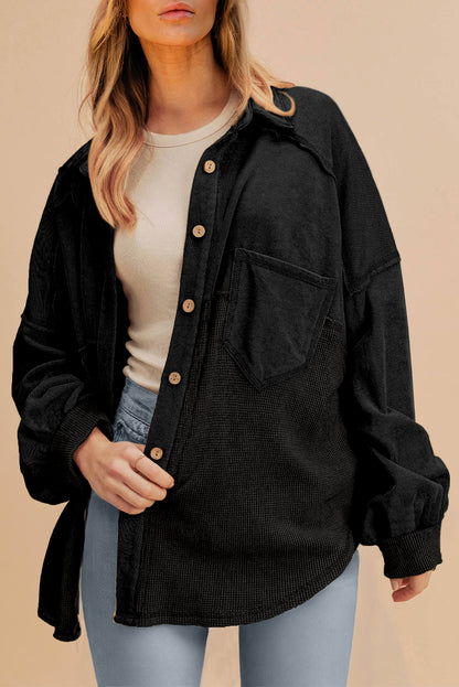 Chaqueta holgada de punto waffle negra con retazos y costuras expuestas