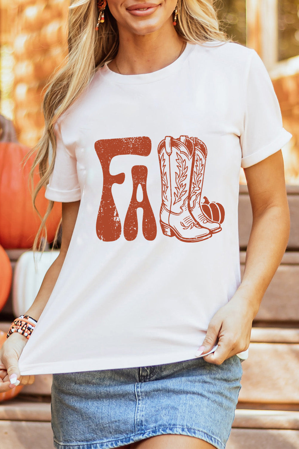 Camiseta gráfica con estampado de botas blancas de otoño y grietas