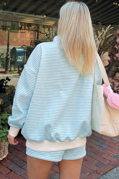 Conjunto de sudadera y pantalón corto oversize de cuello alto a rayas azul cielo