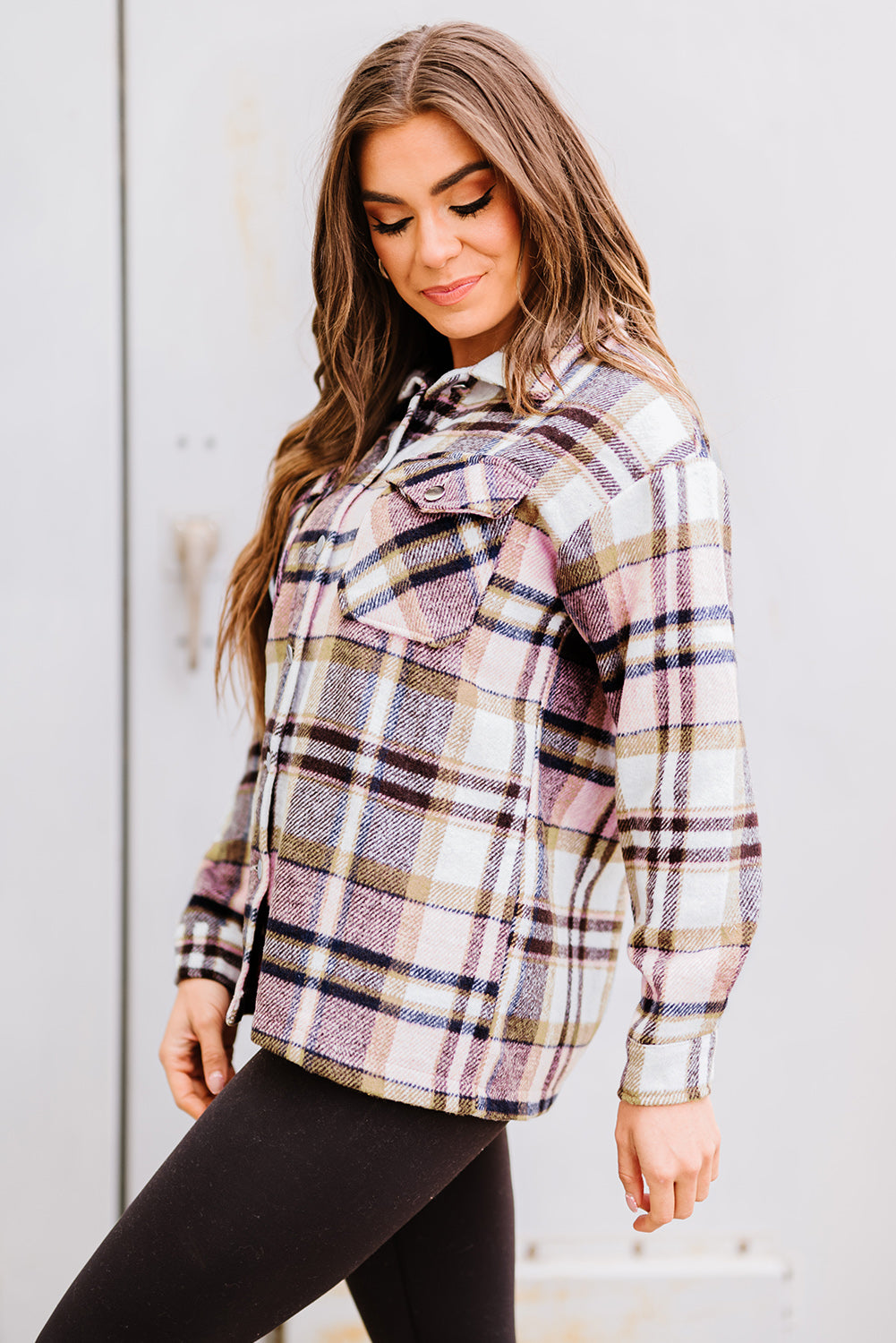 Chaqueta camisera rosa con estampado de cuadros geométricos y bolsillos