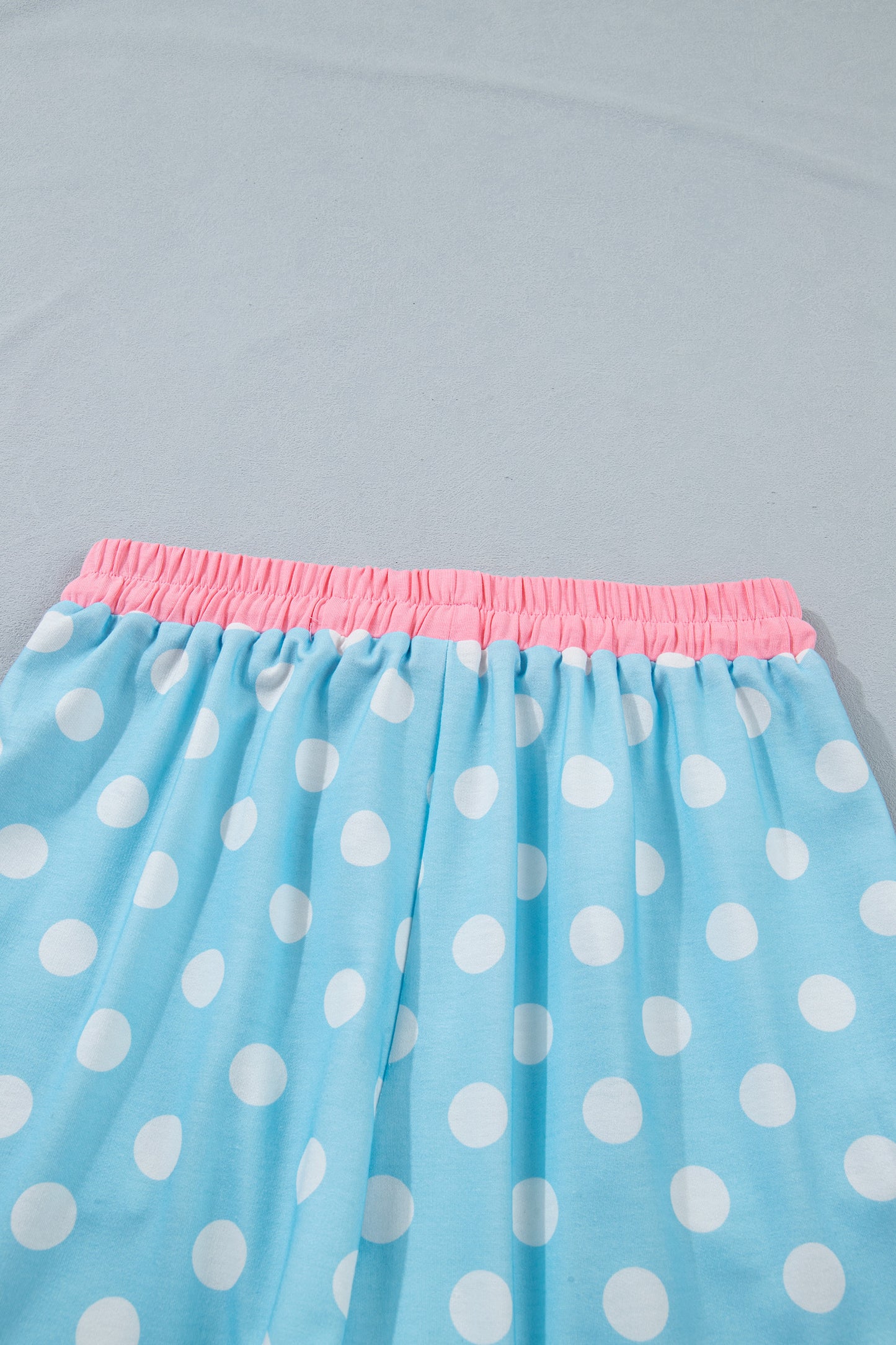 Conjunto casual corto azul cielo con lunares y borde en contraste