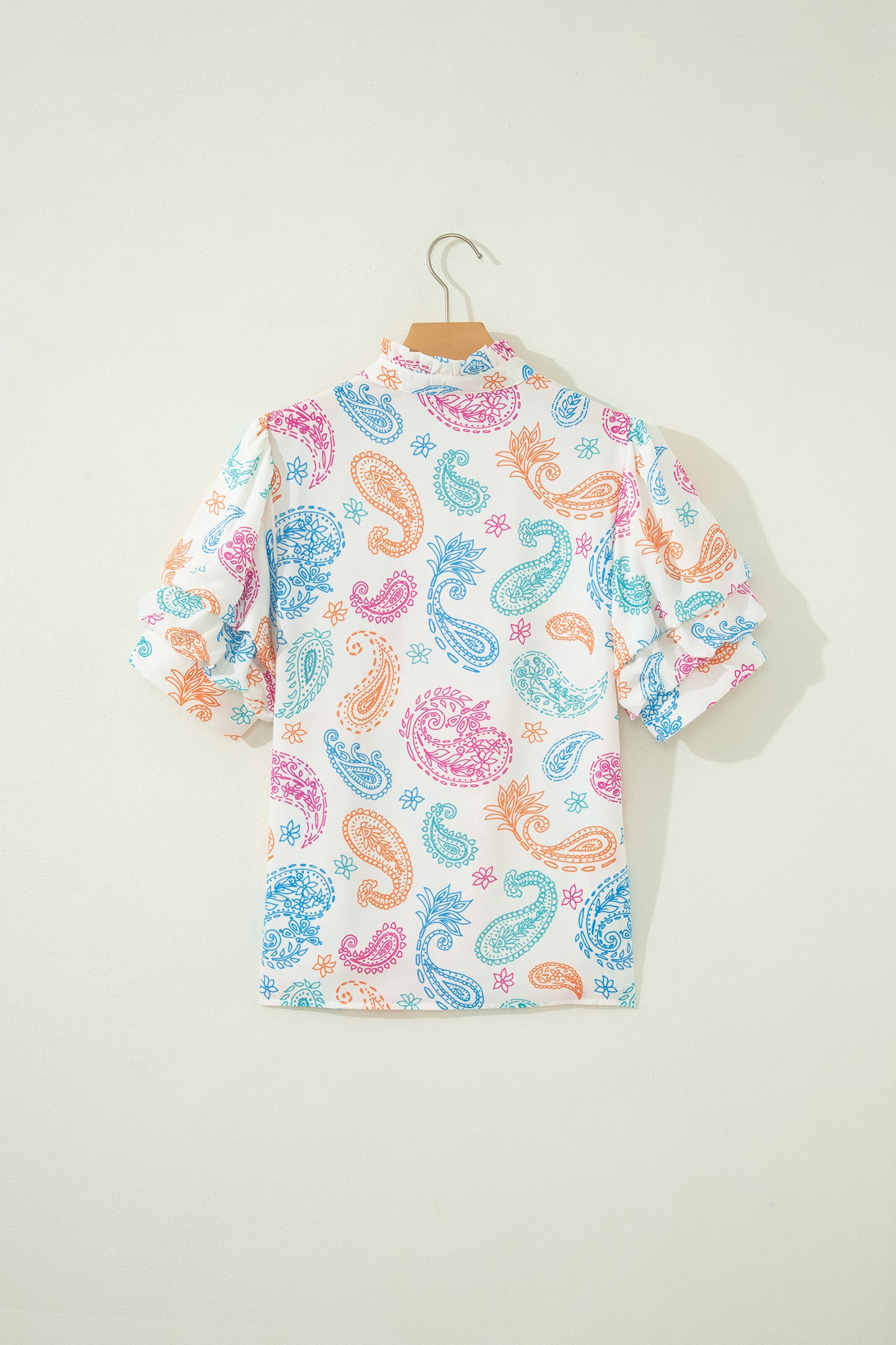 Blusa con estampado cachemira vibrante multicolor, ojales de botón y mangas abullonadas