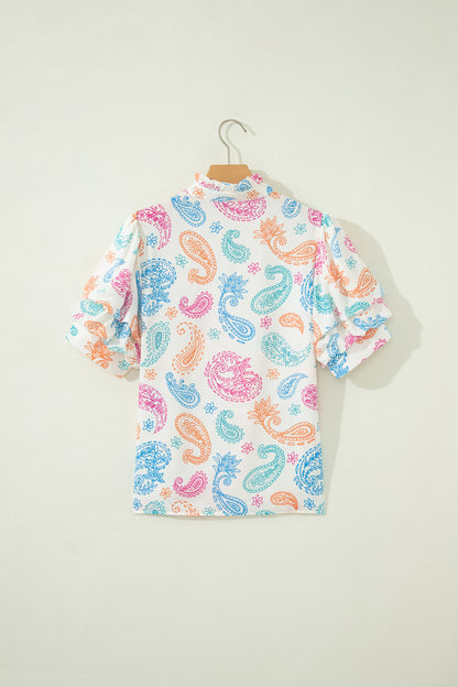 Blusa con estampado cachemira vibrante multicolor, ojales de botón y mangas abullonadas