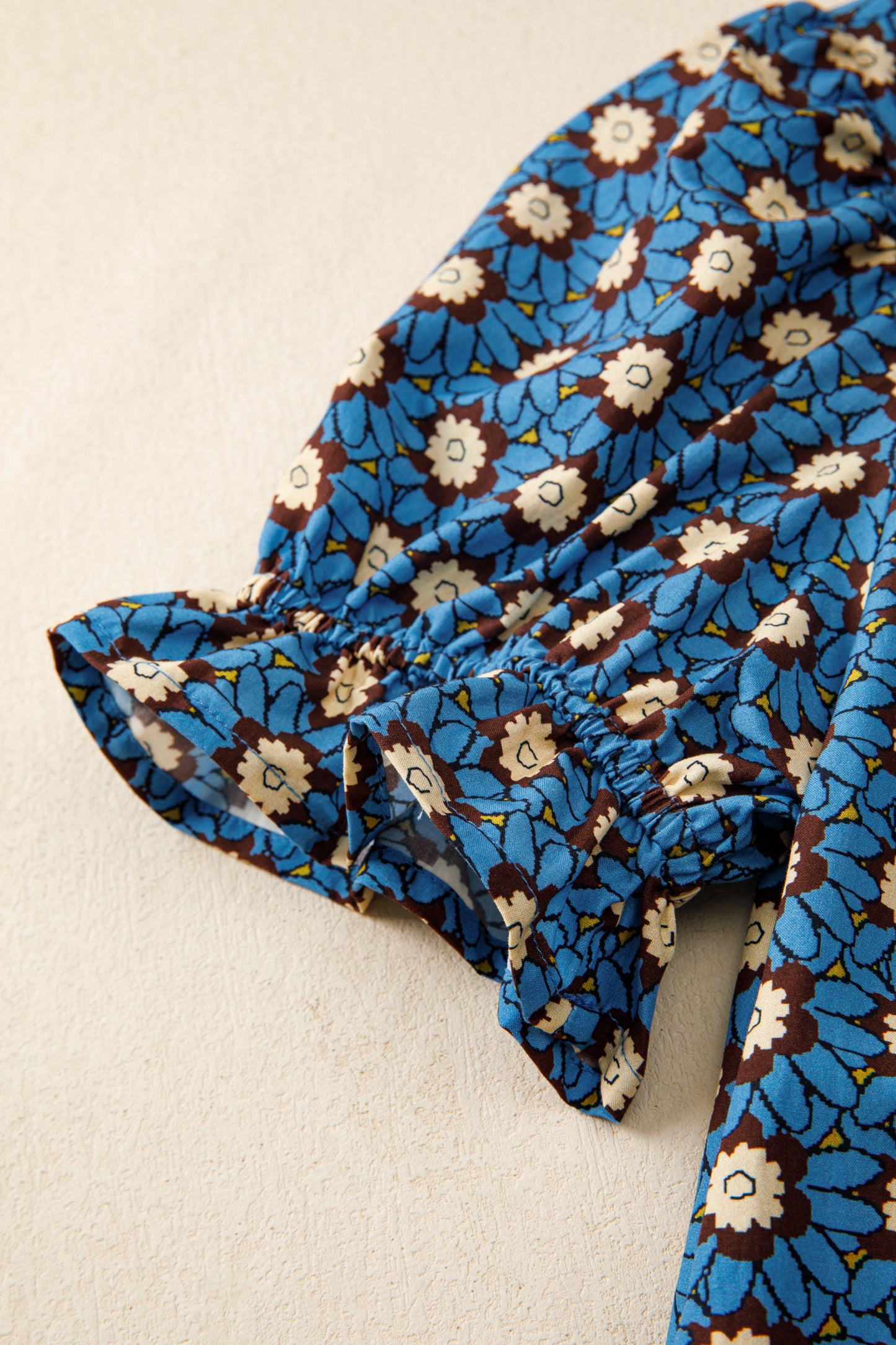 Blusa Azul Cielo Retro con Estampado Floral, Escote en V, Detalle Plisado y Manga Corta Abullonada