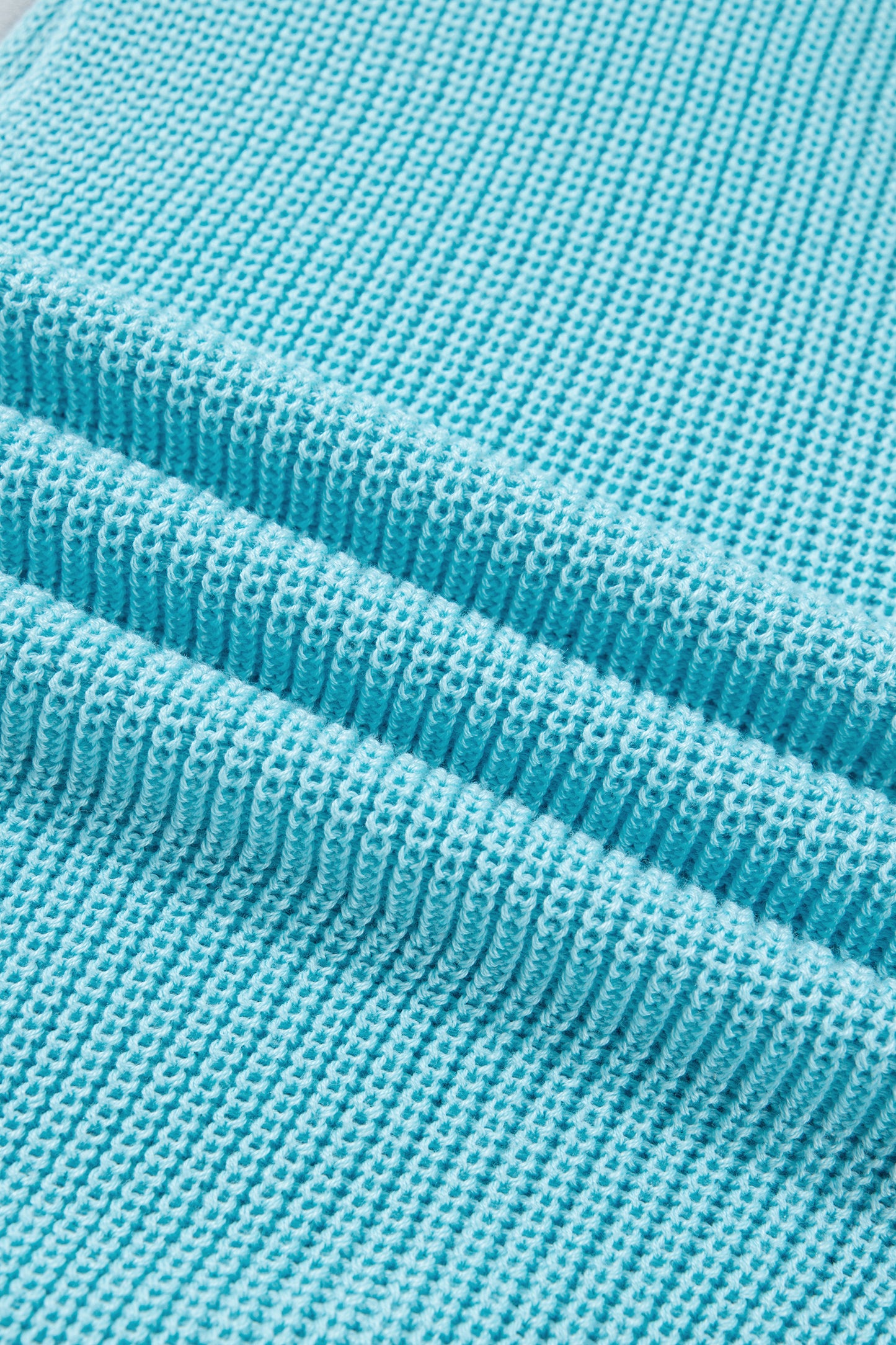 Chaleco de punto en color azul niebla con cuello de pico y botones delanteros