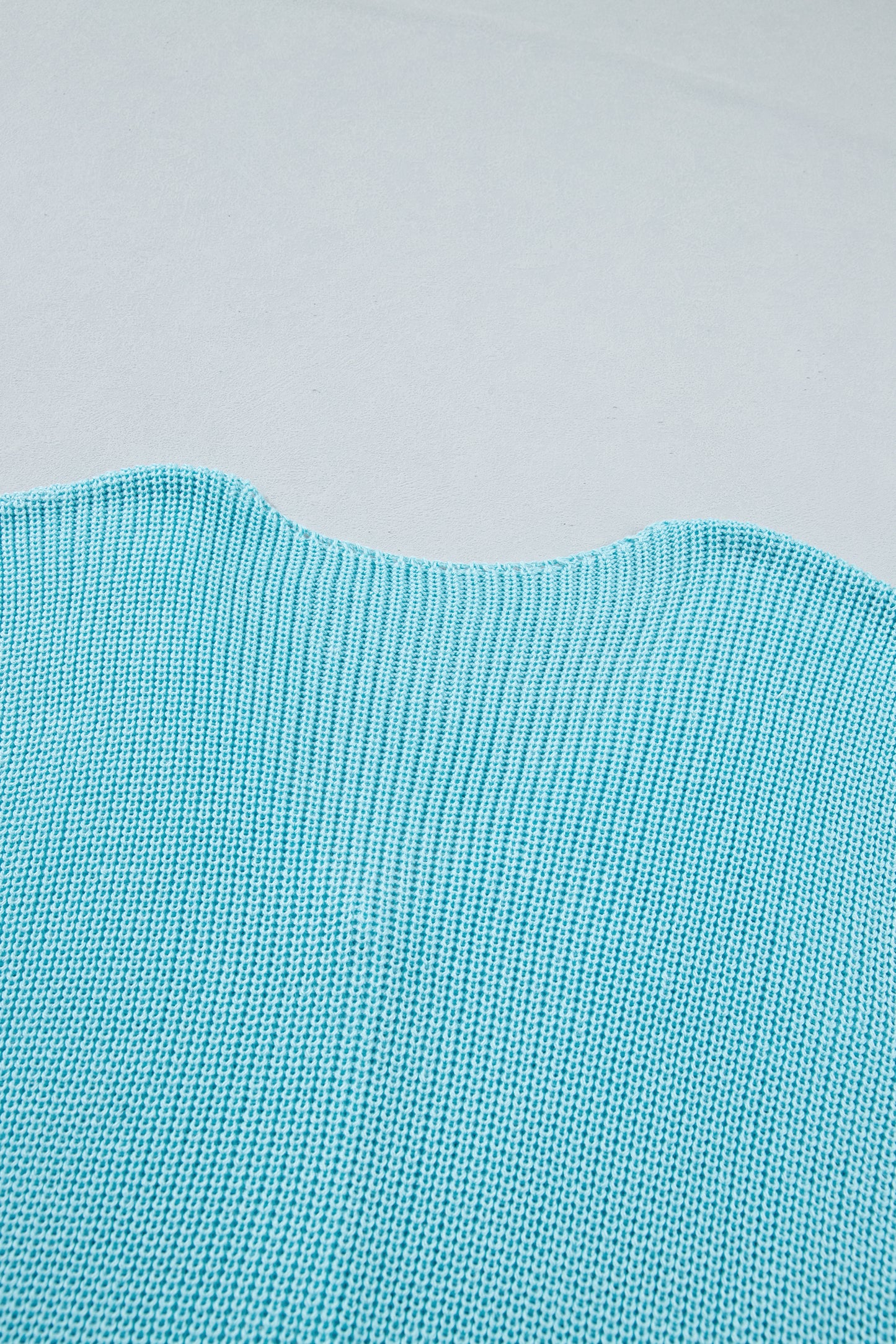 Chaleco de punto en color azul niebla con cuello de pico y botones delanteros