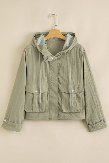 Chaqueta utilitaria corta con capucha y bolsillos con cremallera en verde laurel