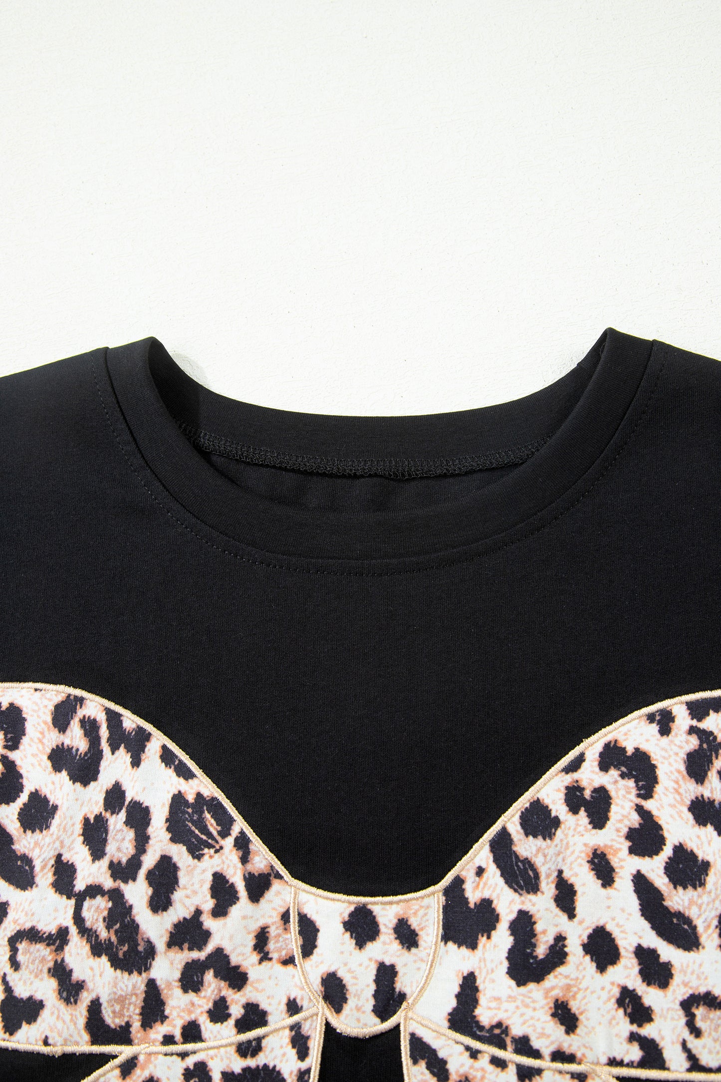 Camiseta de algodón con cuello redondo, lazo de leopardo negro bordado