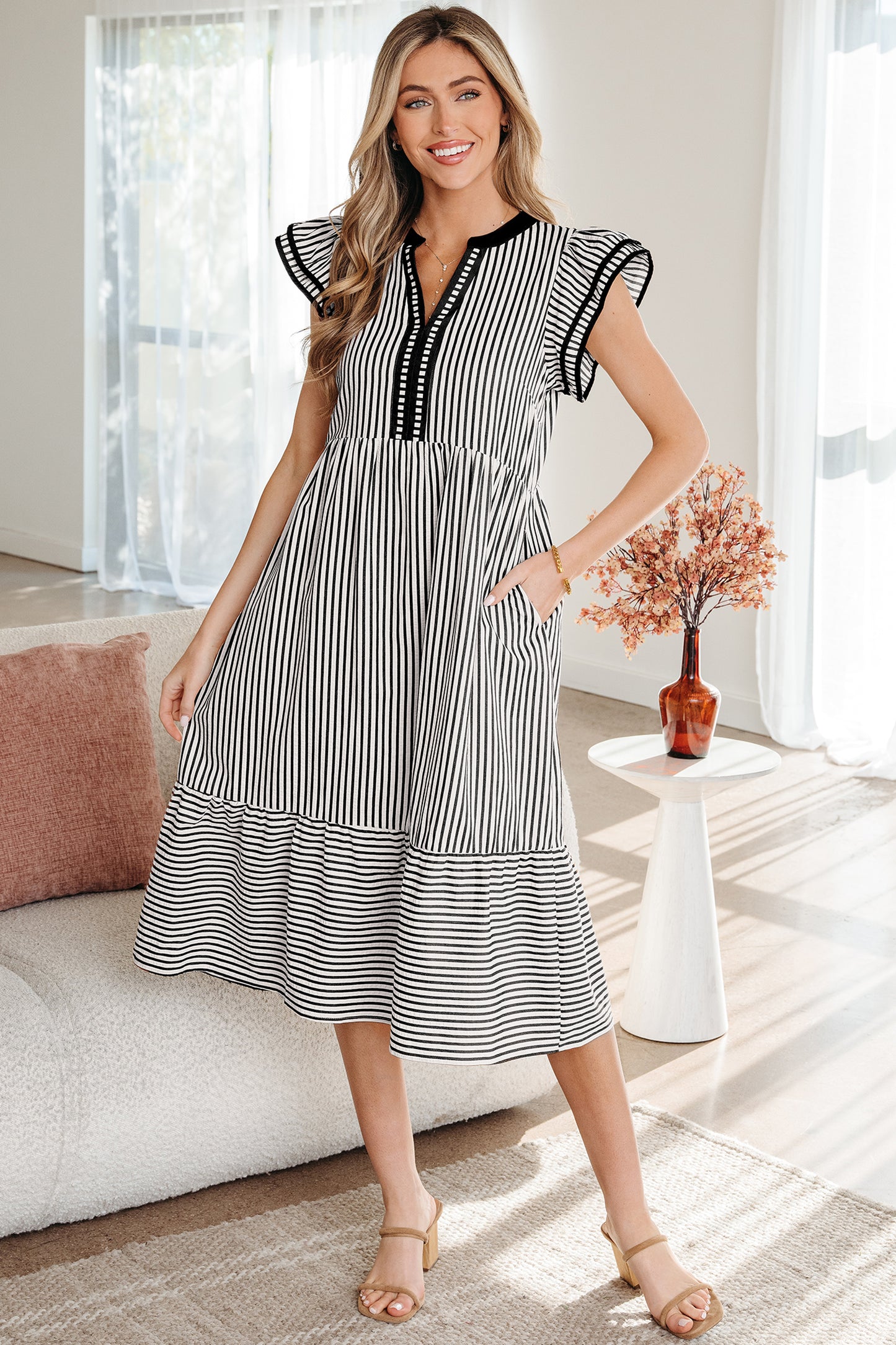 Vestido midi con cuello en V, manga corta con doble volante, ribete de contraste y rayas negras