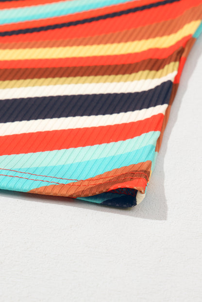 Camiseta sin mangas con cuello de pico, botones y rayas onduladas multicolores
