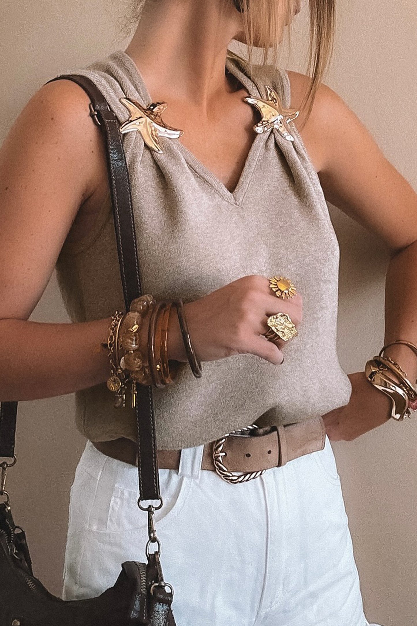 Camiseta de tirantes de punto con detalle de estrella metálica y cuello de pico Gray Morn