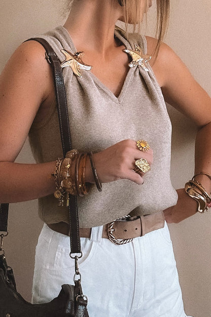 Camiseta de tirantes de punto con detalle de estrella metálica y cuello de pico Gray Morn