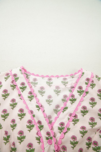Vestido largo de manga corta con escote en V, estampado floral rosa, ribete festoneado y botones frontales