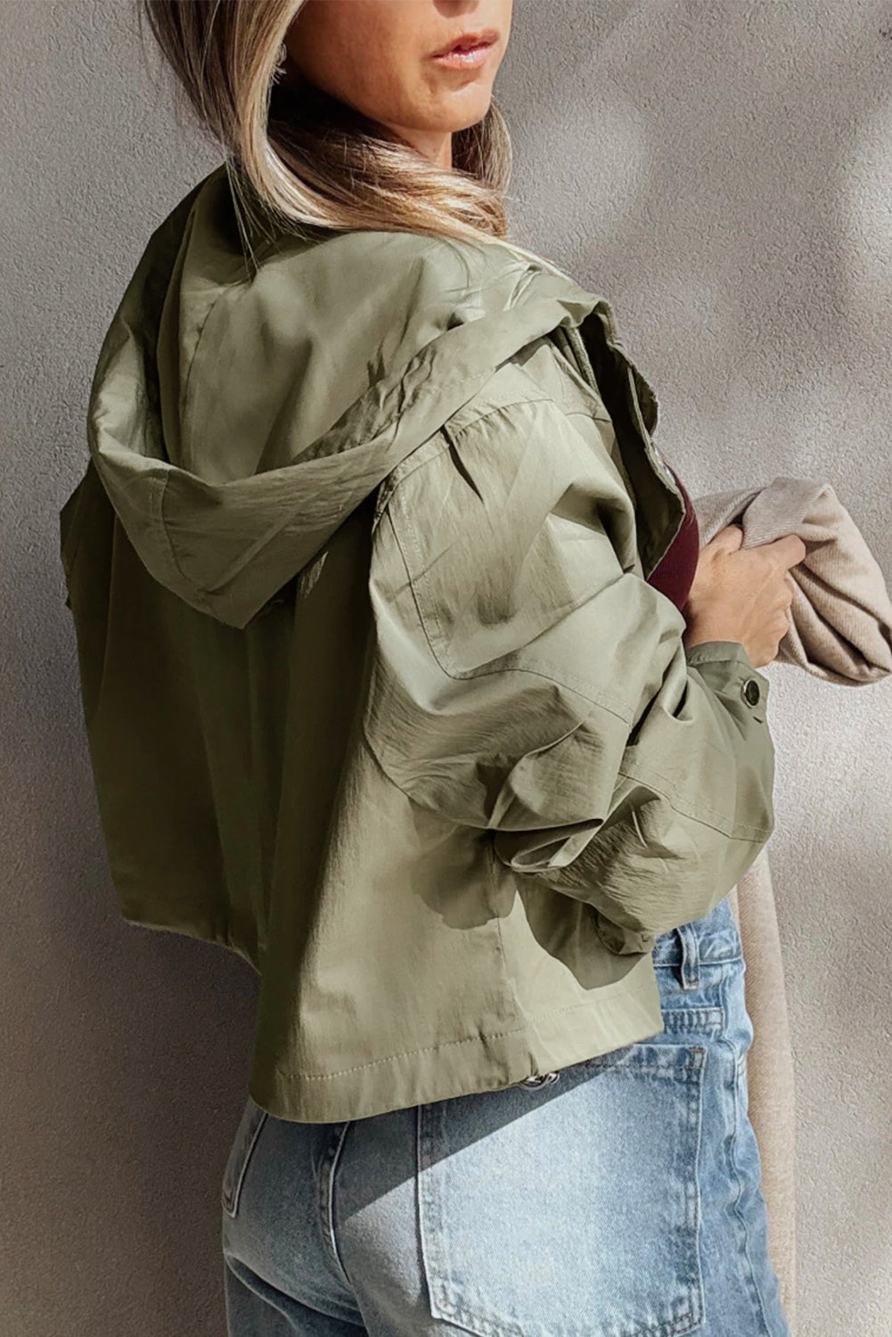 Chaqueta utilitaria corta con capucha y bolsillos con cremallera en verde laurel