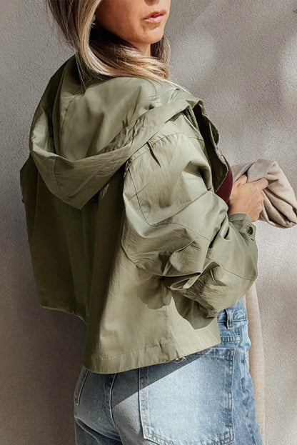 Chaqueta utilitaria corta con capucha y bolsillos con cremallera en verde laurel