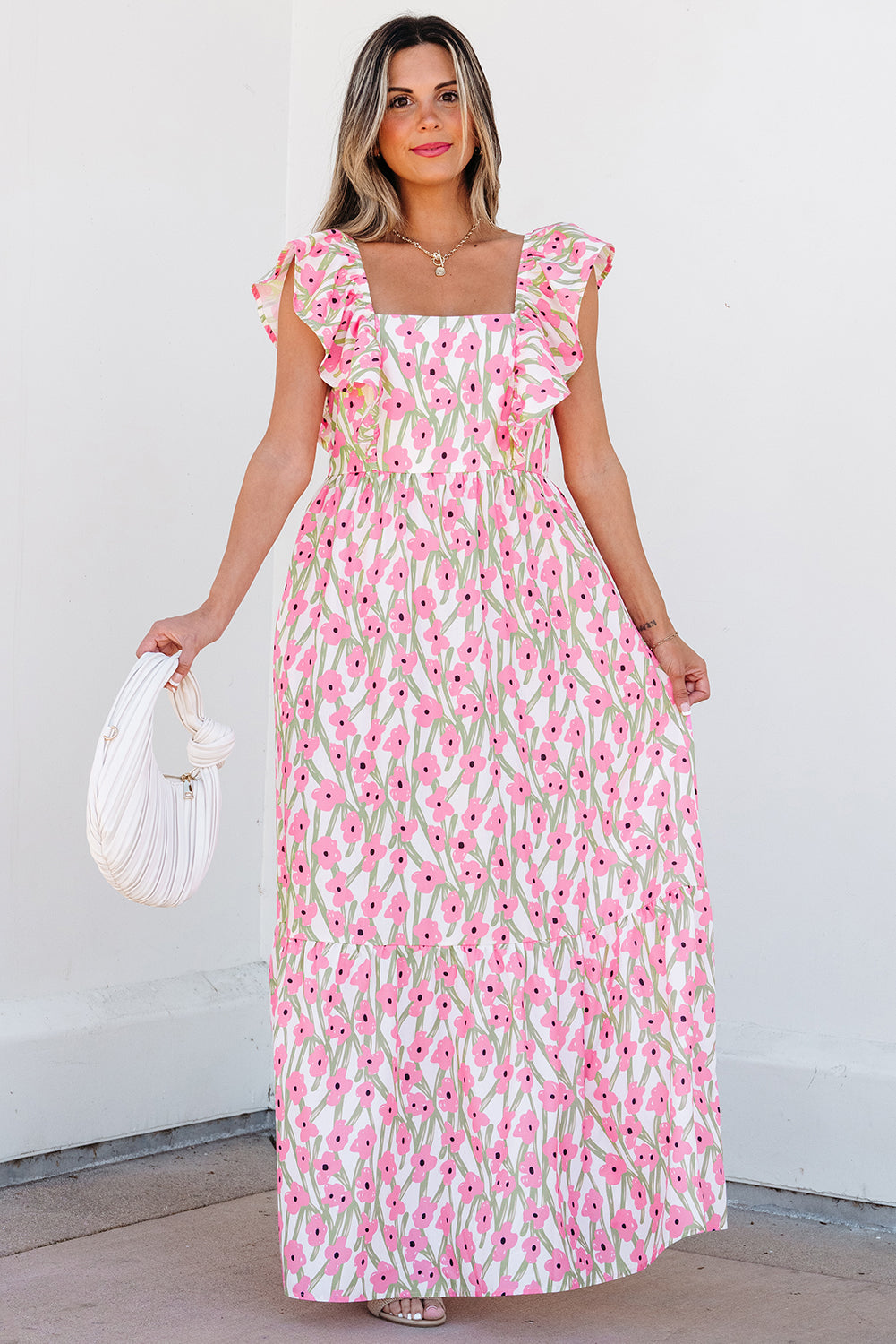 Vestido largo con estampado floral rosa, escote cuadrado y tirantes con volantes