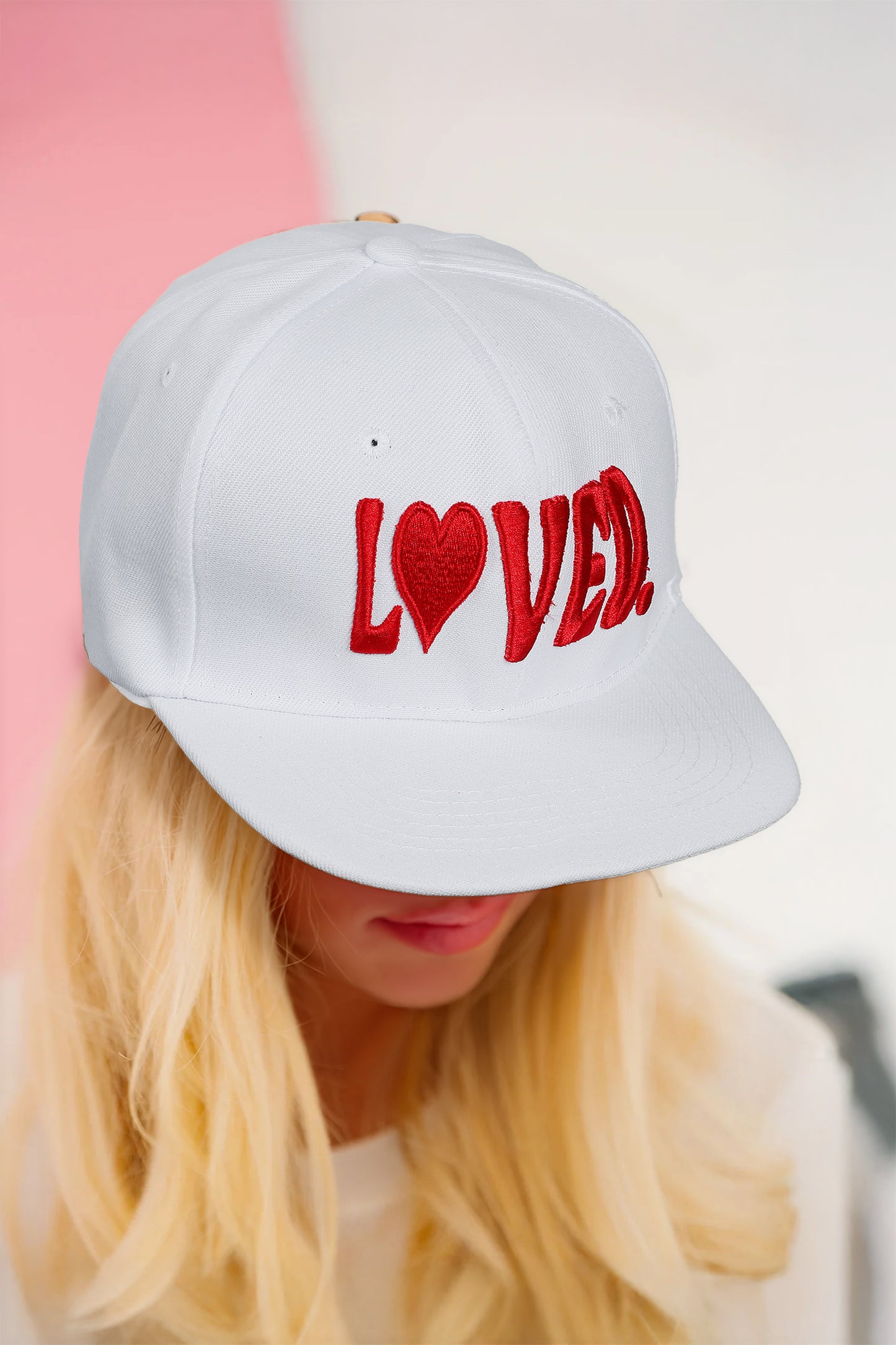 Gorra de béisbol blanca personalizada con bordado del Día de San Valentín
