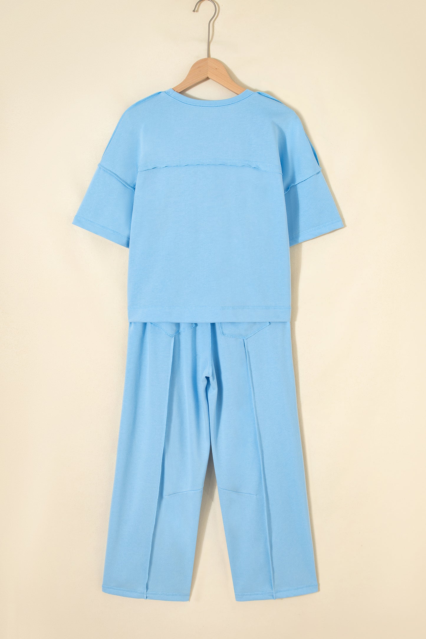 Conjunto de camiseta holgada con hombros caídos y pantalones tipo barril en azul cielo
