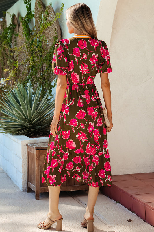 Vestido largo con estampado floral verde, ribete a rayas, cuello con abertura, mangas abullonadas cortas y dobladillo con volantes
