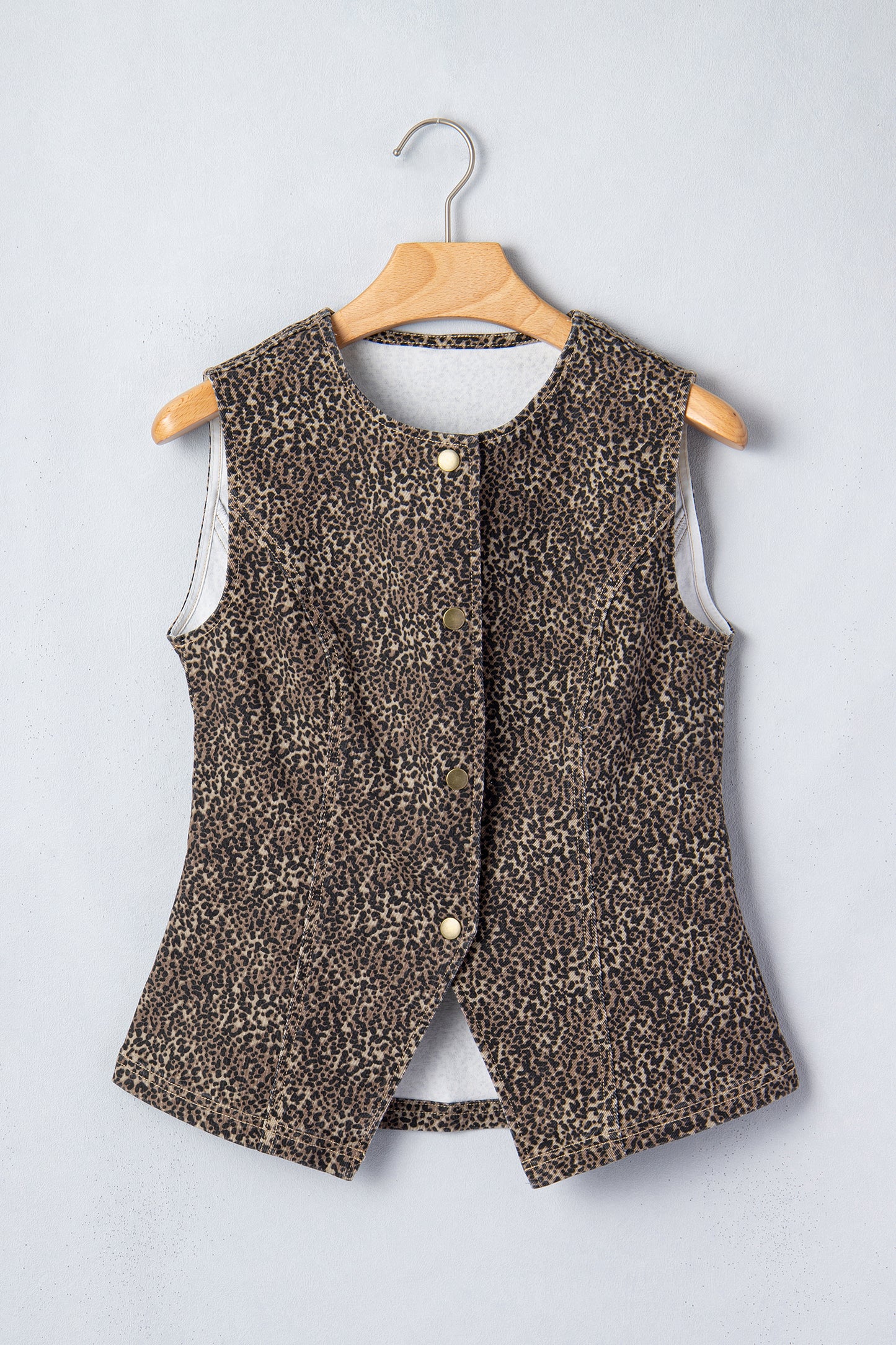 Chaleco vaquero ajustado con estampado de leopardo marrón