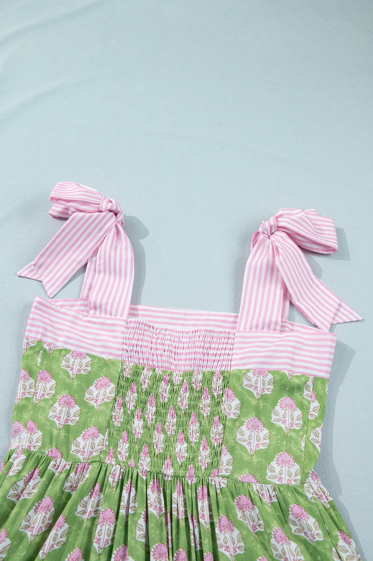 Vestido Maxi con Estampado Floral Verde, Detalles Rayados y Tirantes con Nudo