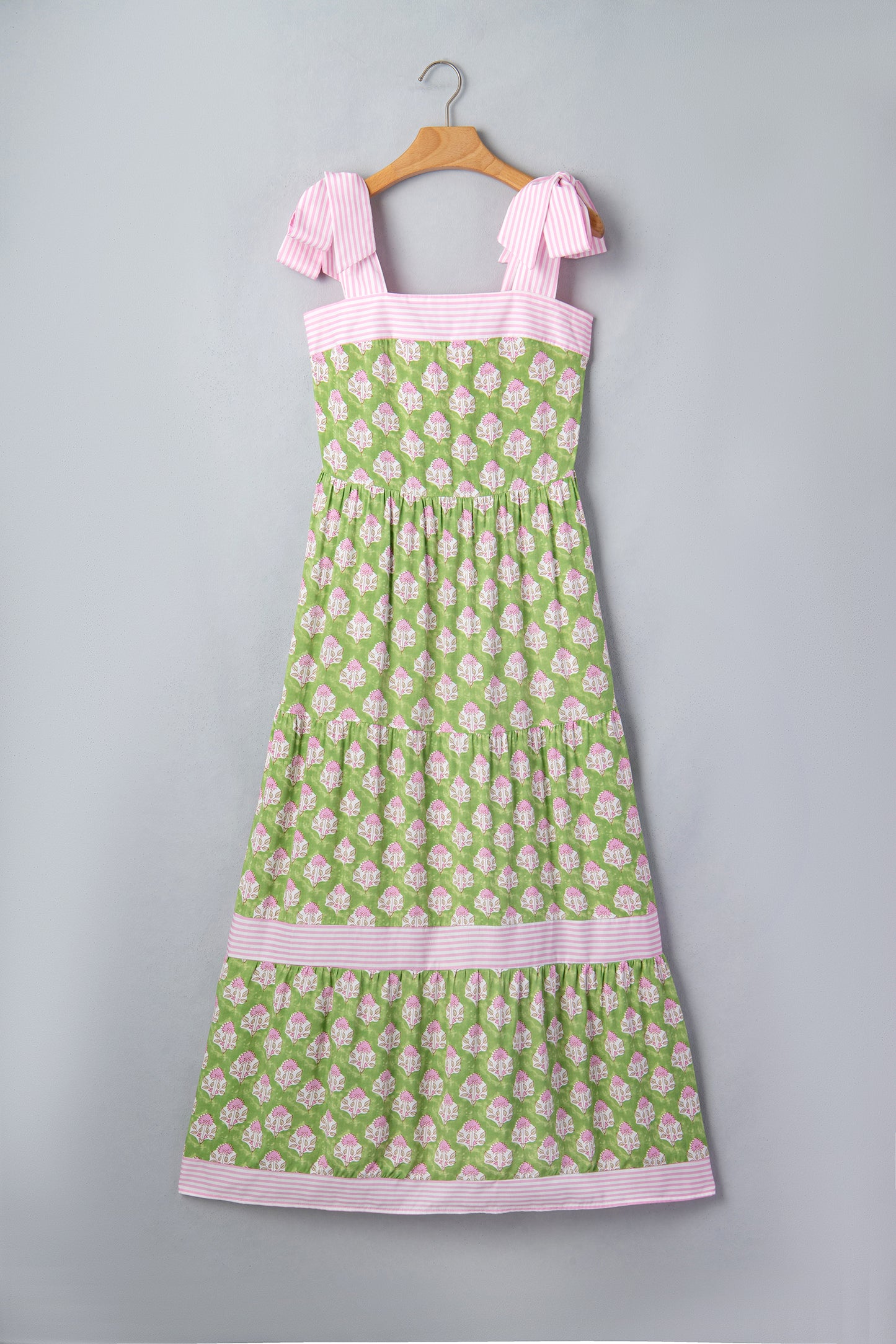 Vestido Maxi con Estampado Floral Verde, Detalles Rayados y Tirantes con Nudo