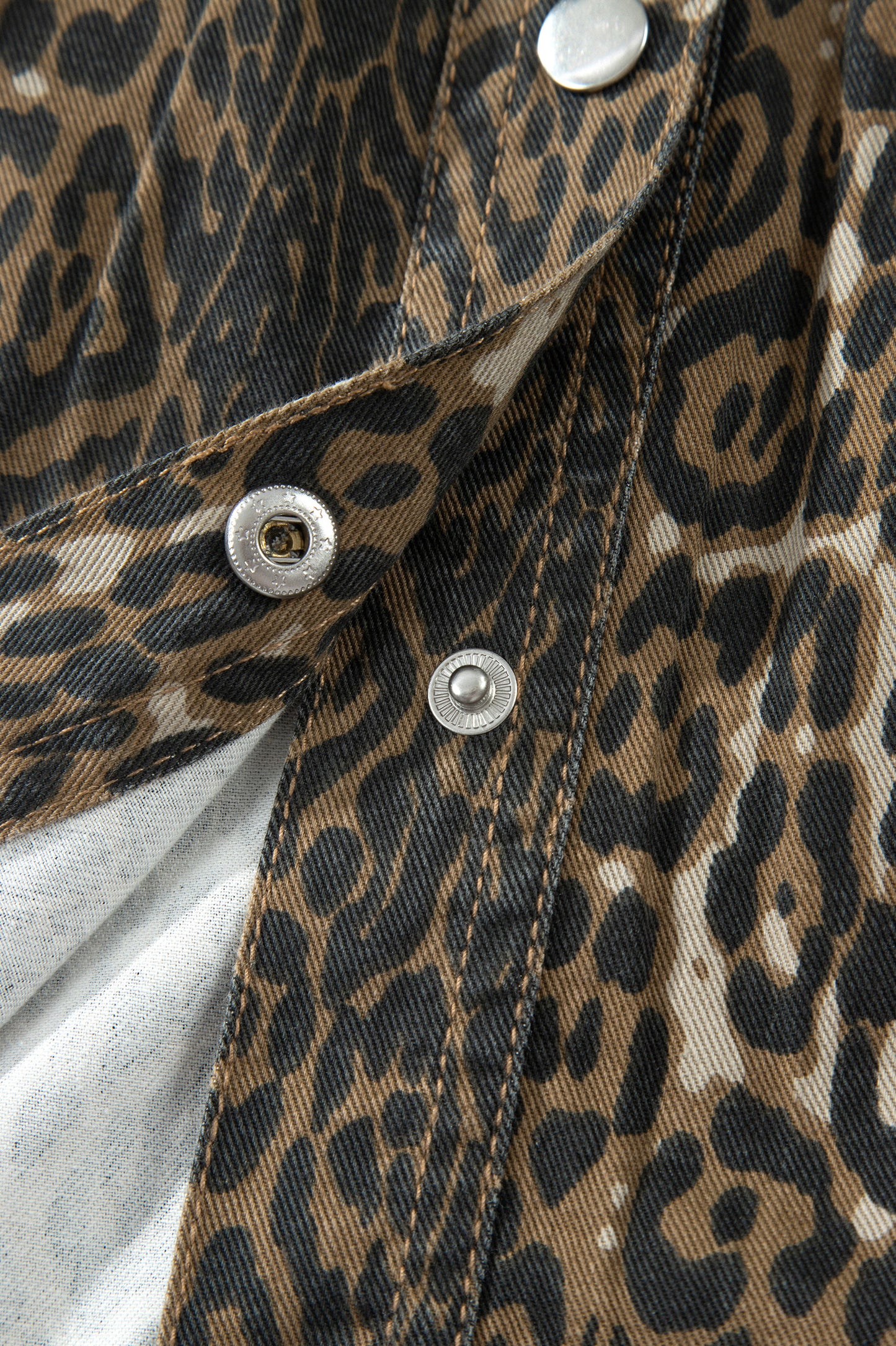 Minivestido vaquero plisado de manga corta con estampado de leopardo gris