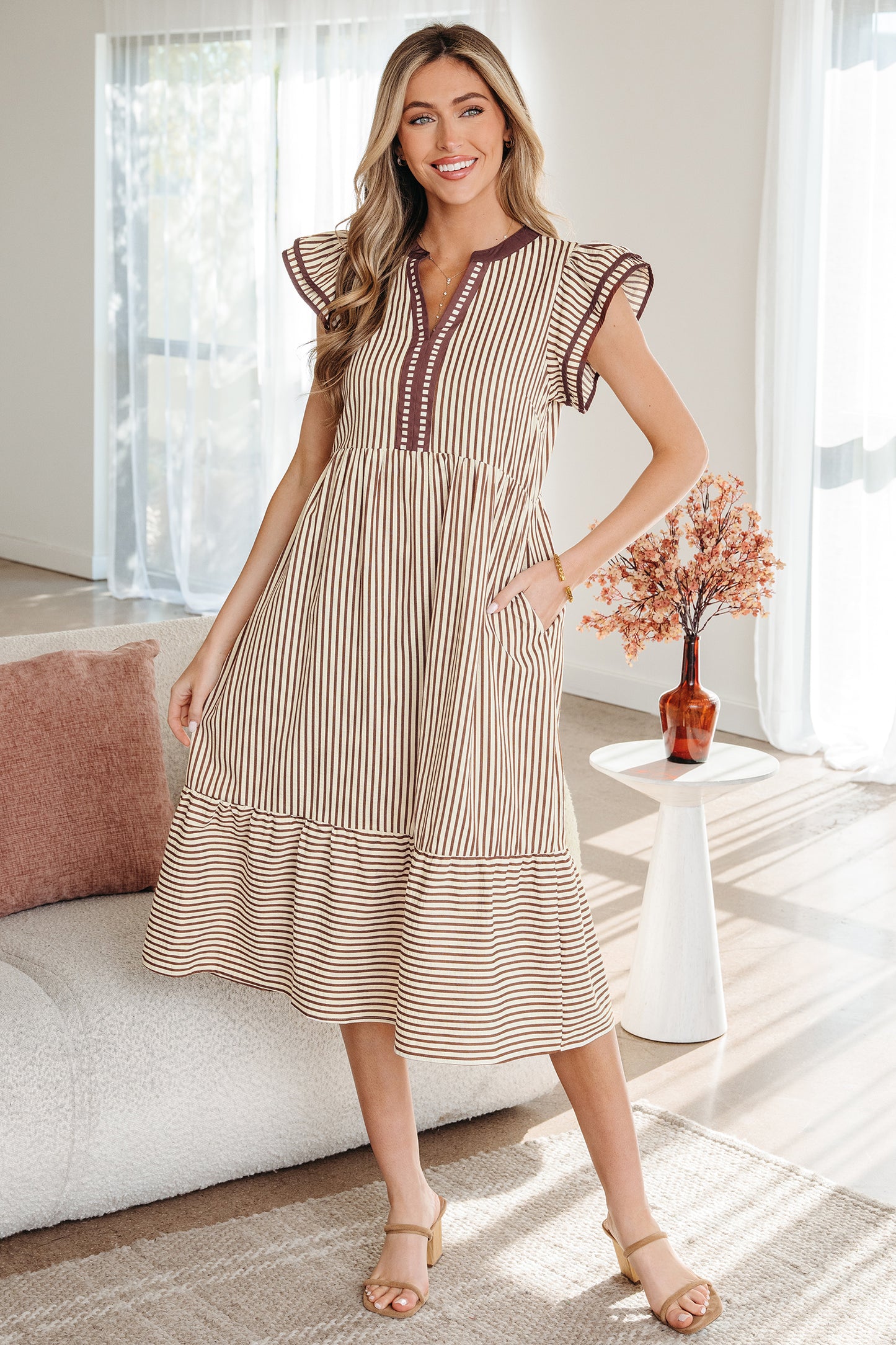 Vestido midi con cuello en V, manga corta con doble volante y ribete en contraste, a rayas marrones