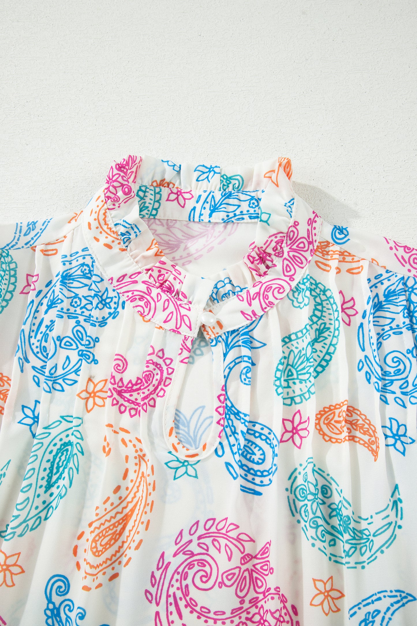 Blusa con estampado cachemira vibrante multicolor, ojales de botón y mangas abullonadas