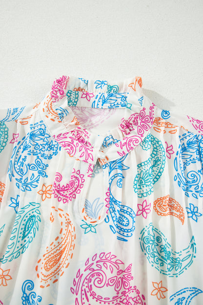 Blusa con estampado cachemira vibrante multicolor, ojales de botón y mangas abullonadas