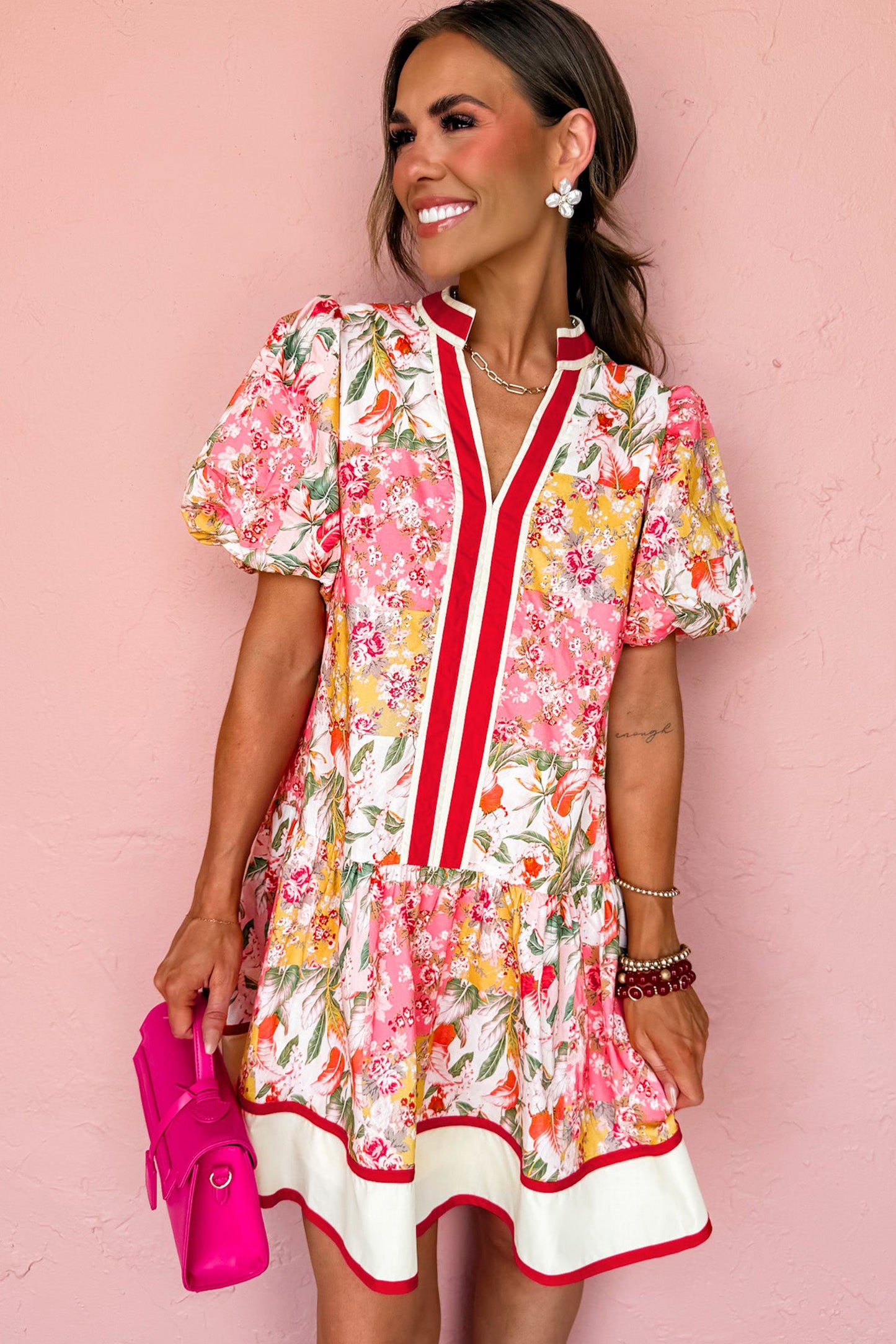 Vestido Mini Rosa con Estampado Floral y Bloques de Color, Ribetes en Contraste, Cuello en V y Bajo con Volantes