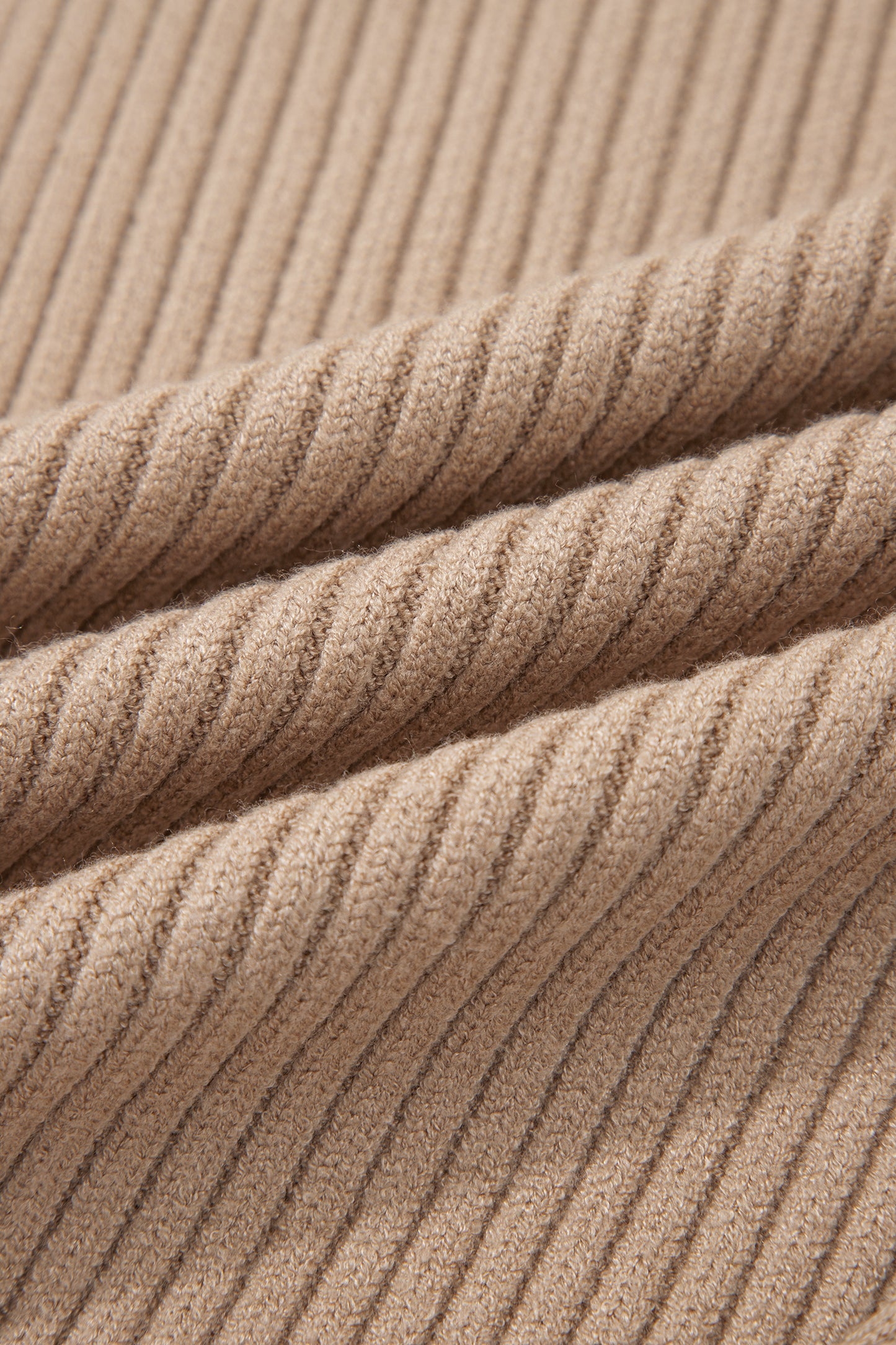 Chaleco de punto acanalado beige francés claro con cuello redondo y ribetes en contraste.
