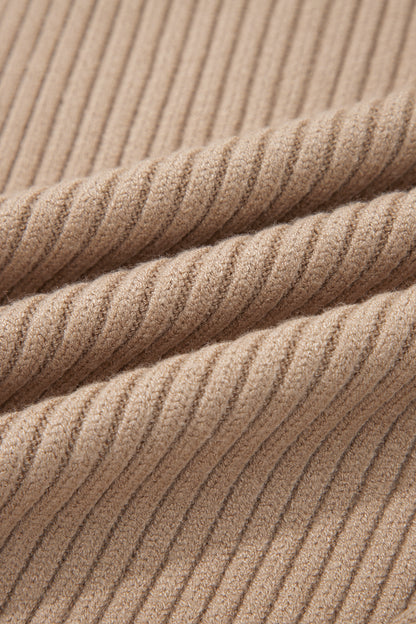 Chaleco de punto acanalado beige francés claro con cuello redondo y ribetes en contraste.