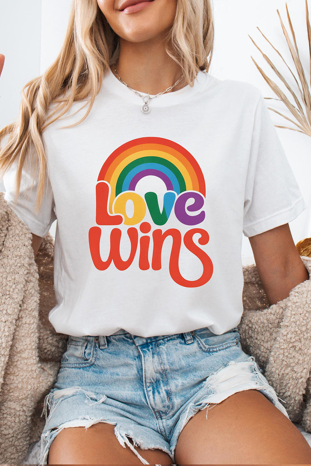 Camiseta informal con gráfico de arcoíris "Love Wins" en blanco
