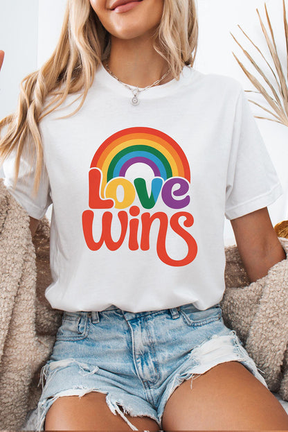 Camiseta informal con gráfico de arcoíris "Love Wins" en blanco