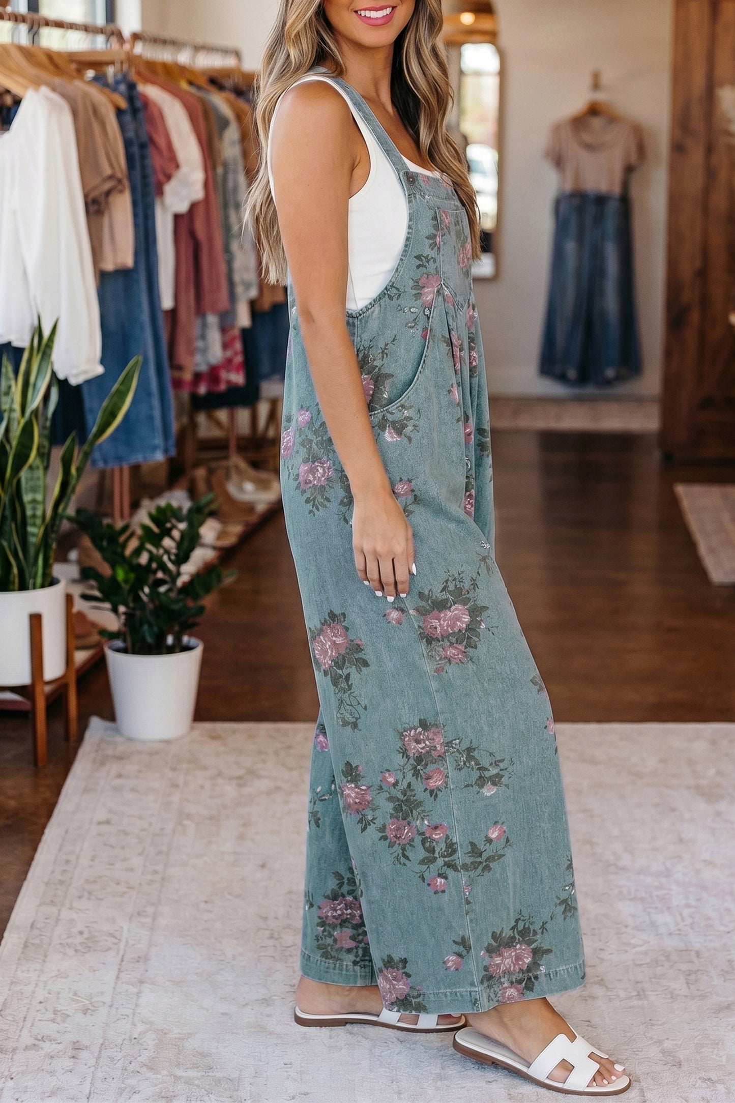 Mono vaquero Beau azul con estampado floral, pliegues, talle alto y pierna ancha