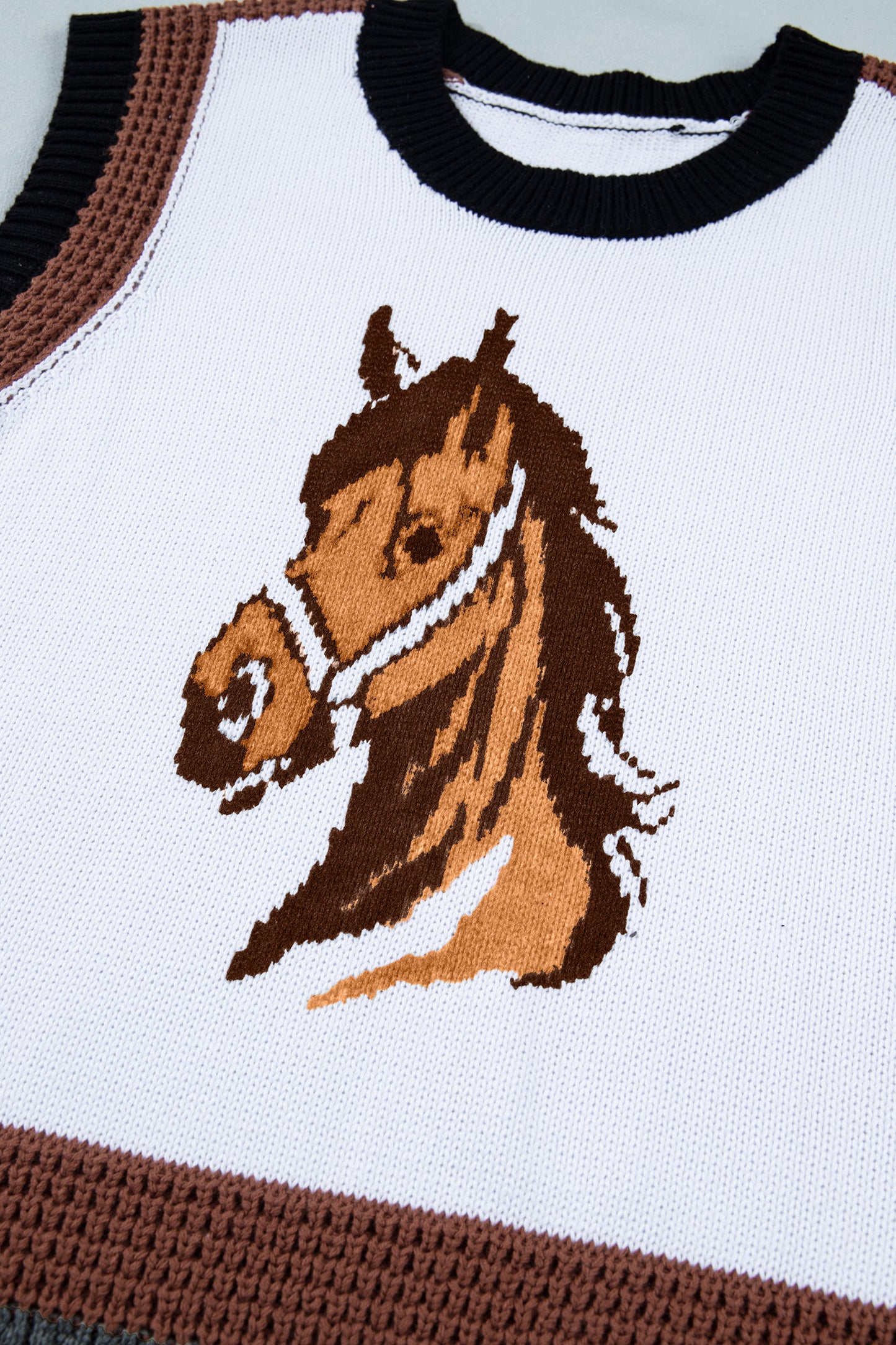 Chaleco de punto con bloques de color y cabeza de caballo del oeste blanco