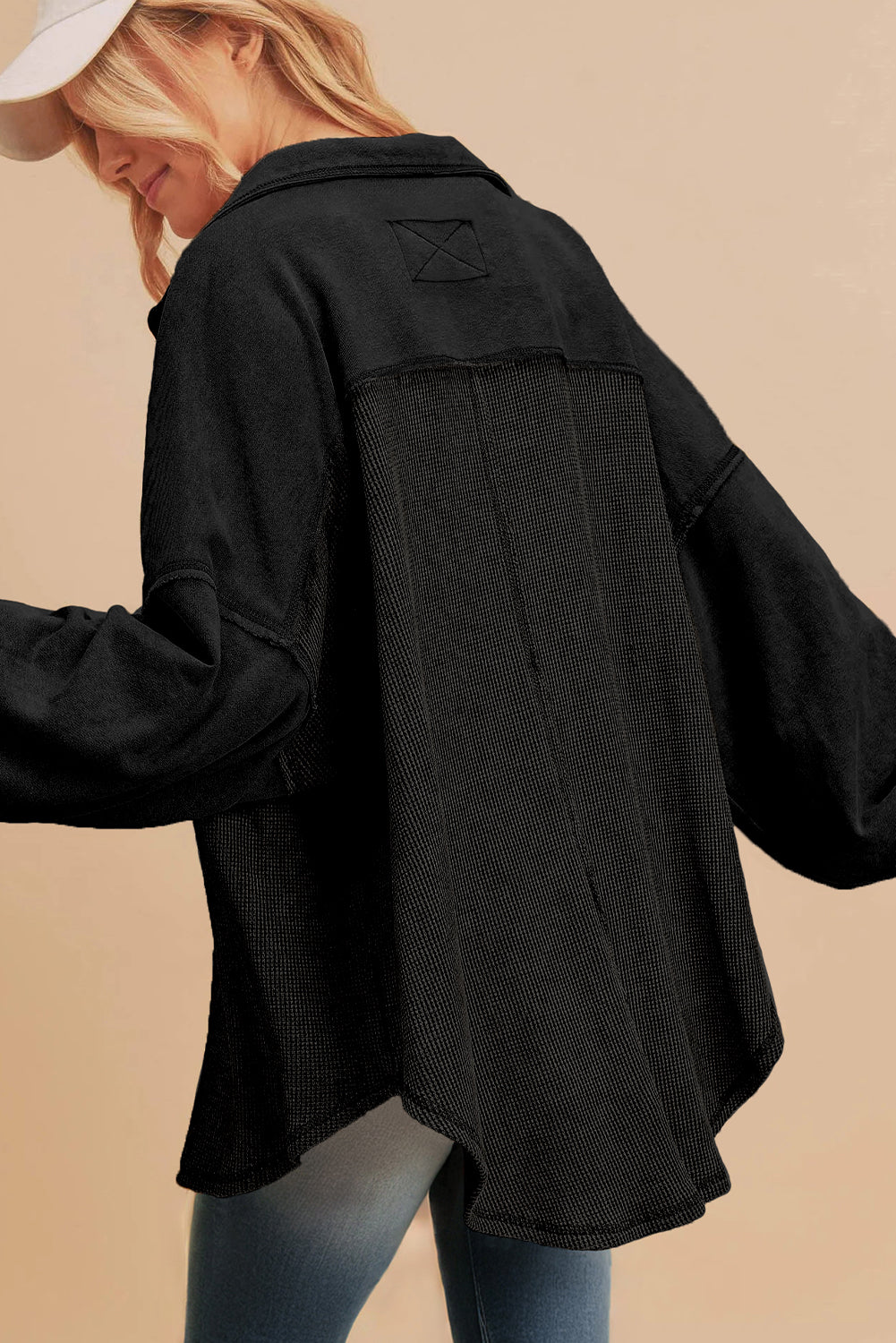 Chaqueta holgada de punto waffle negra con retazos y costuras expuestas