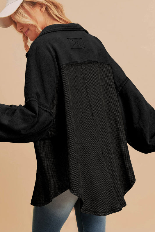 Chaqueta holgada de punto waffle negra con retazos y costuras expuestas