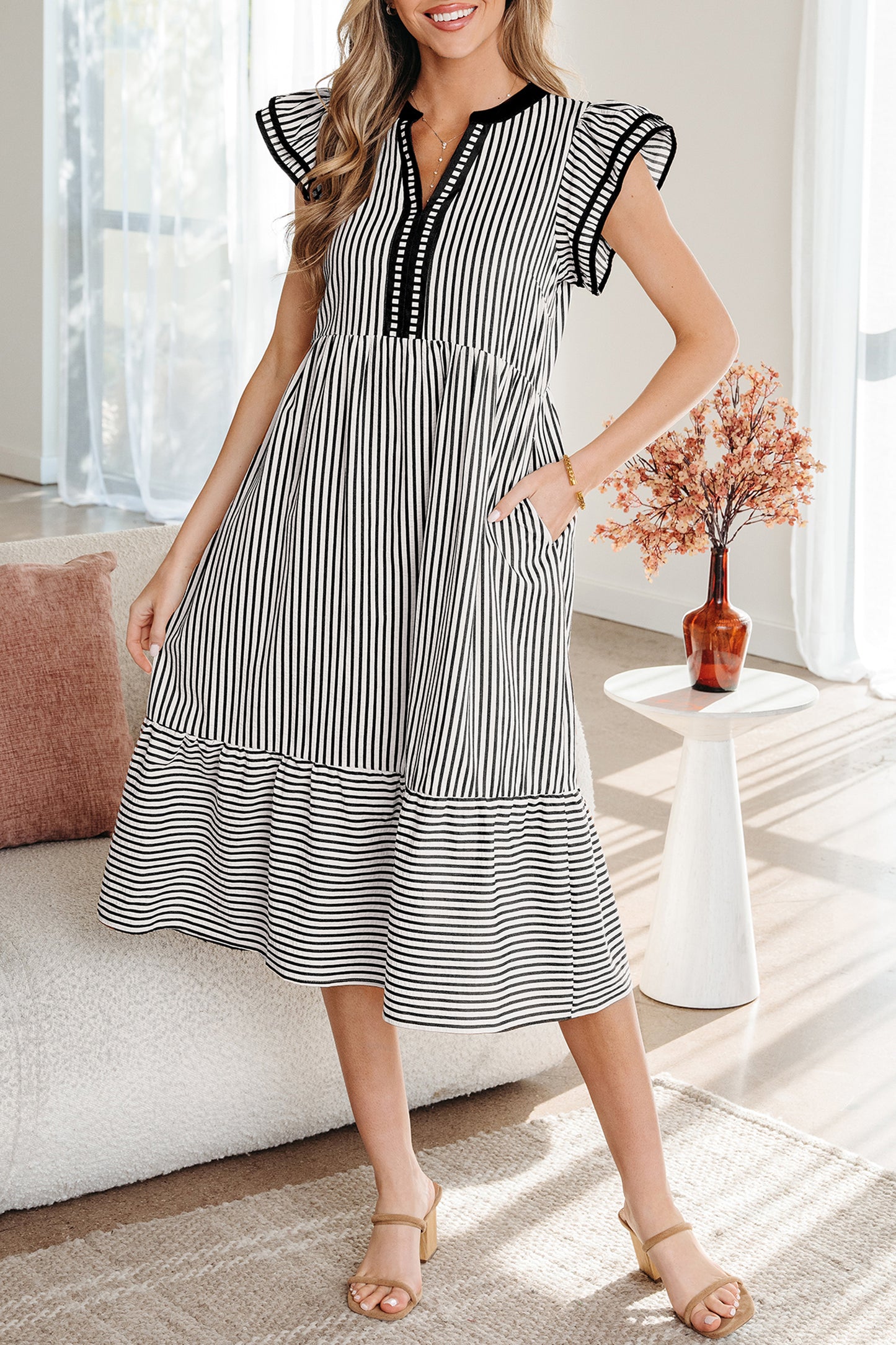 Vestido midi con cuello en V, manga corta con doble volante, ribete de contraste y rayas negras
