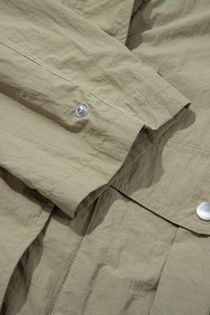 Chaqueta utilitaria corta con capucha y bolsillos con cremallera en verde laurel
